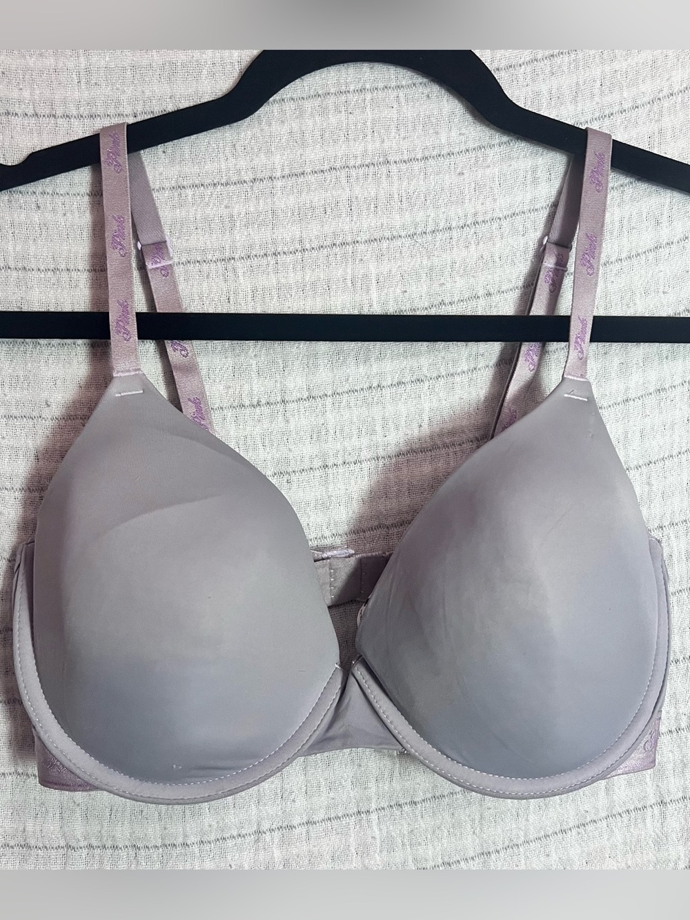 PINK Victoria's Secret Light Gray Molded T-Shirt Bra with Lavender Straps